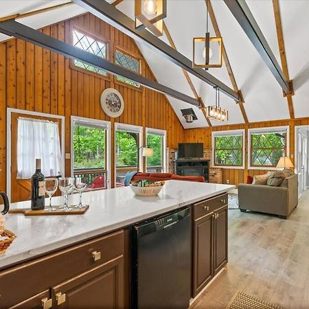 The Gingerbread House: 4 Bedroom Chalet, W/ Sunroom/Deck, Sleeps 12, Modern Amenities McGaheysville Экстерьер фото