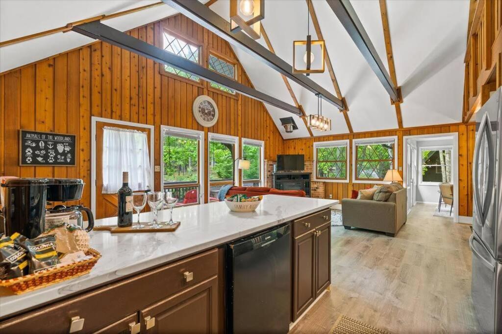 The Gingerbread House: 4 Bedroom Chalet, W/ Sunroom/Deck, Sleeps 12, Modern Amenities McGaheysville Экстерьер фото