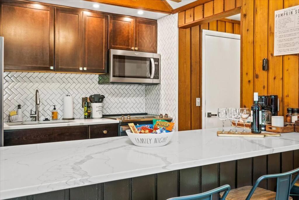 The Gingerbread House: 4 Bedroom Chalet, W/ Sunroom/Deck, Sleeps 12, Modern Amenities McGaheysville Экстерьер фото