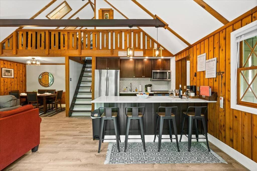 The Gingerbread House: 4 Bedroom Chalet, W/ Sunroom/Deck, Sleeps 12, Modern Amenities McGaheysville Экстерьер фото